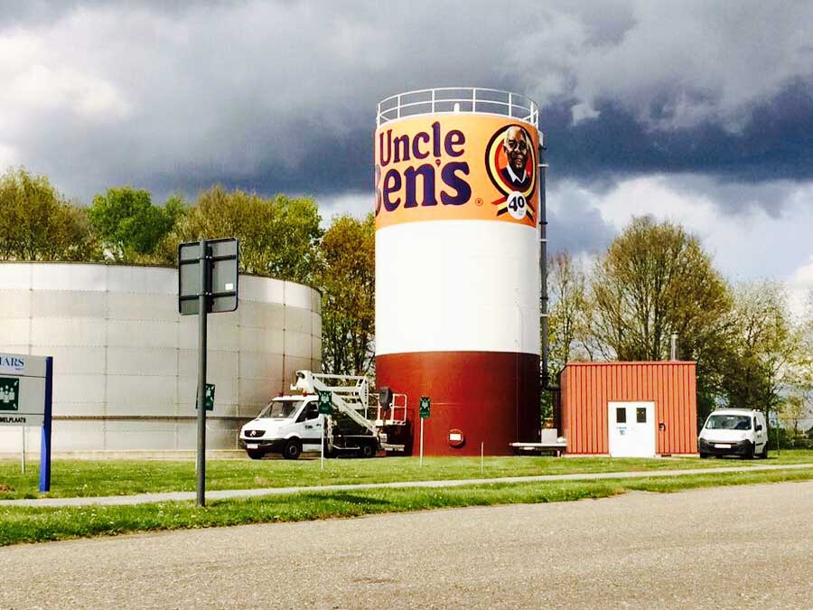 Bestickering Container